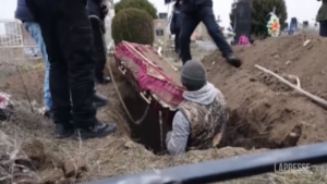 Ucraina, pm al lavoro su crimini di guerra: riesumati corpi