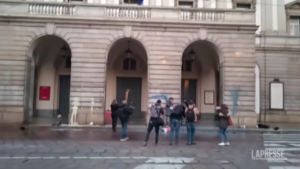 Milano, blitz attivisti clima: vernice contro La Scala