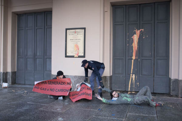 Scala di Milano, blitz attivisti clima: imbrattato teatro