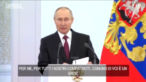 Russia, il presidente Putin premia alcuni militari