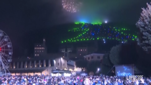 Gubbio, acceso l’albero di Natale più grande del mondo