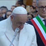 Ucraina, Papa si commuove pregando per popolo martoriato