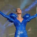 Celine Dion commossa, ha una malattia rarissima: stop tour