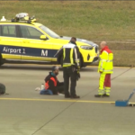 Germania, attivisti clima bloccano aeroporto Monaco