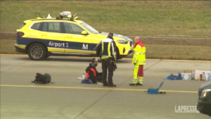 Germania, attivisti clima bloccano aeroporto Monaco