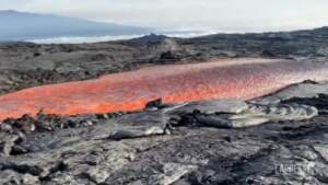 Hawaii, la spettacolare colata di lava del Mauna Loa