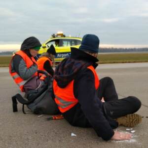 Germania, attivisti clima si incollano in aeroporti