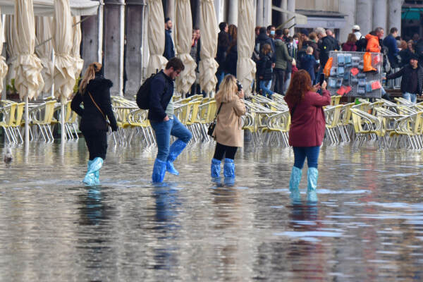 Acqua alta a Venezia: Piazza San Marco allagata. Attivo il Mose (9 dicembre 2022)