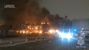 Russia, maxi-incendio in centro commerciale