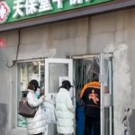 Cina, lunghe code fuori dalle farmacie per tamponi Covid casalinghi