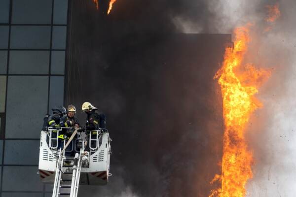Mosca, maxi incendio in centro commerciale