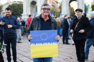 Milano, manifestazione pro Ucraina La Pace Non è la resa all'Arco della Pace