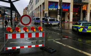 Dresda, media: uomo barricato in centro commerciale