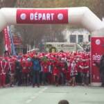 Parigi, in centinaia alla corsa di Babbo Natale