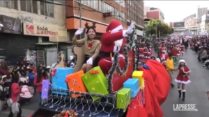 Bolivia, la sfilata natalizia per le strade di La Paz