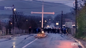 Kosovo, notte di violenza: serbi bloccano le strade