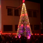Palestina, l’accensione dell’albero di Natale a Gaza