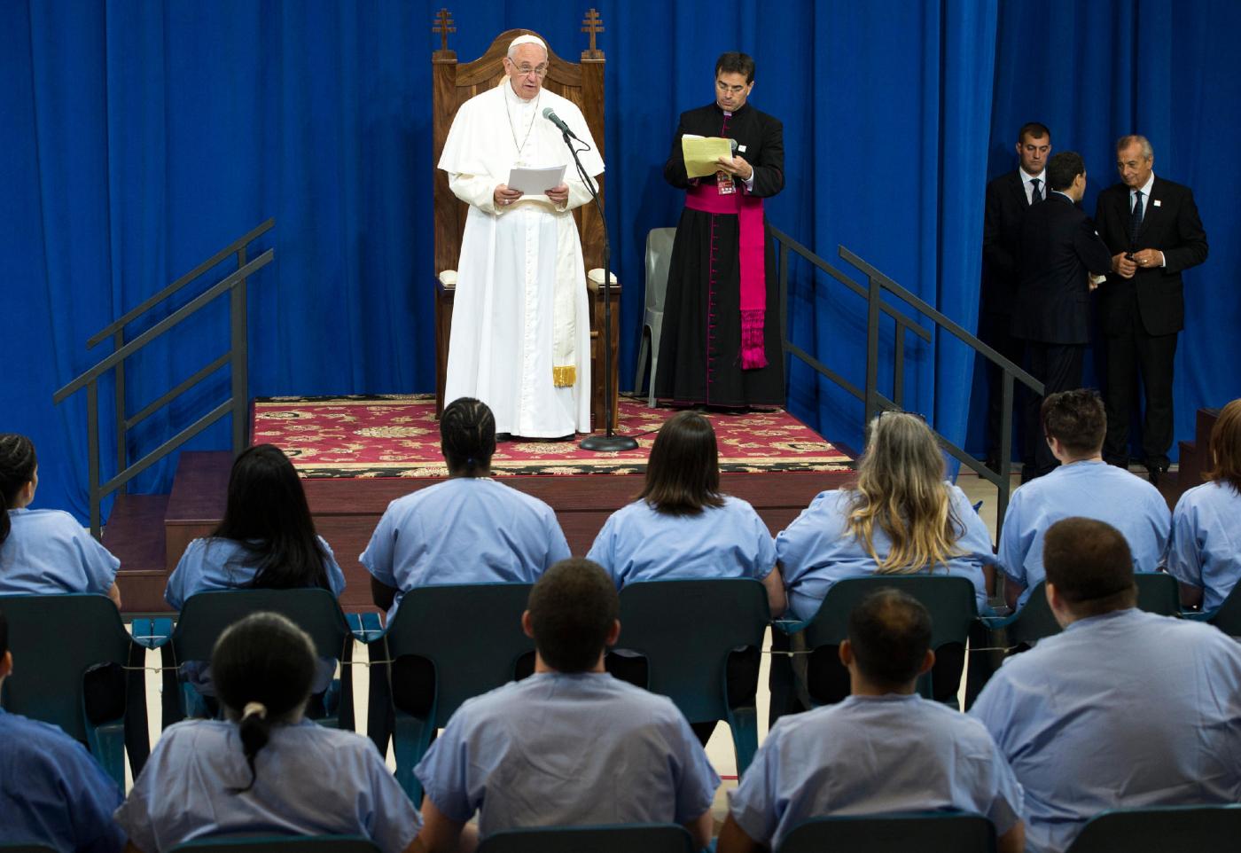 Carceri, il Papa: “Grazia a detenuti per Natale” Carceri, il Papa: “Grazia a detenuti per Natale”
