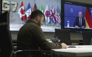 Guerra Ucraina, il Presidente Volodymyr Zelensky in videoconferenza con i leader del G7