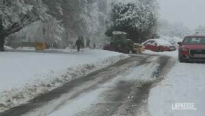 Regno Unito, gelo e neve: auto bloccate per ore