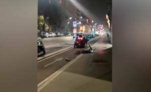 Milano, minicar investe rider e fugge
