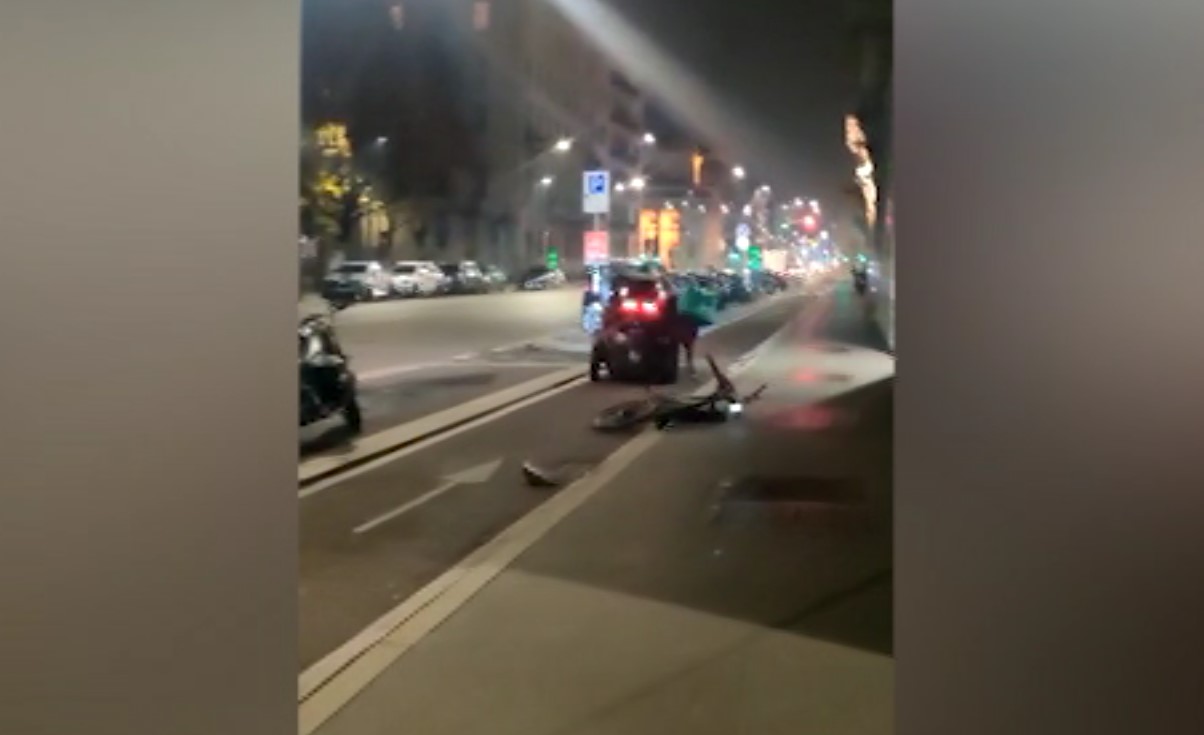 Milano, minicar investe rider e fugge Milano, minicar investe rider e fugge