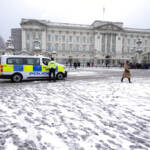 Maltempo, neve a Londra: caos aeroporti