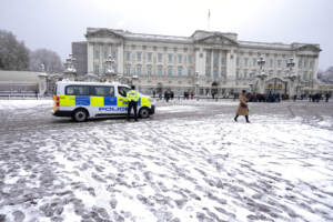 Maltempo, neve a Londra: caos aeroporti