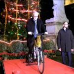 Roma, Gualtieri in bici accende l’albero di Natale