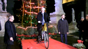 Roma, Gualtieri in bici accende l’albero di Natale