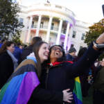 Usa, Biden firma legge che protegge matrimoni gay