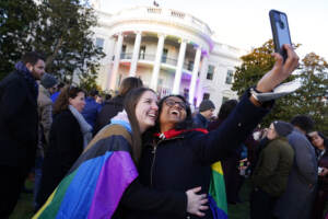 Usa, Biden firma legge che protegge matrimoni gay