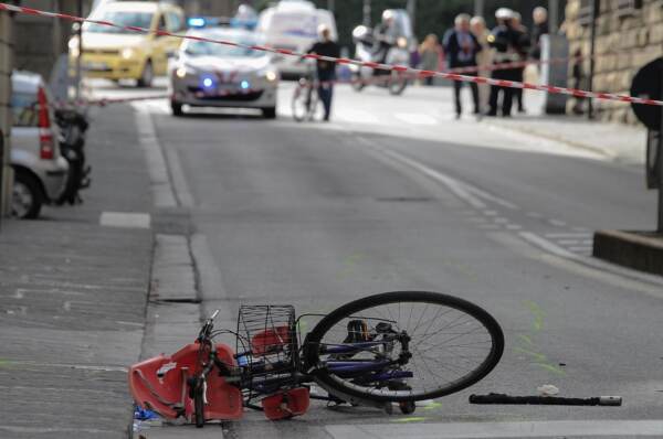 Udine, scontro auto-bici: grave 30enne