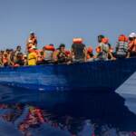 Migranti, sequestrata area stoccaggio barconi a Lampedusa