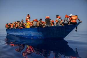 Migranti, sequestrata area stoccaggio barconi a Lampedusa
