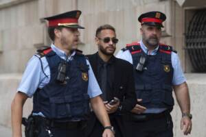 Neymar, frode e corruzione: calciatore assolto