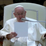 Natale, Papa: “Meno spese per regali, soldi a popolo ucraino”