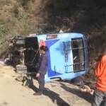 Nepal, bus contro la roccia: 17 morti