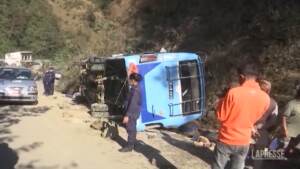 Nepal, bus contro la roccia: 17 morti