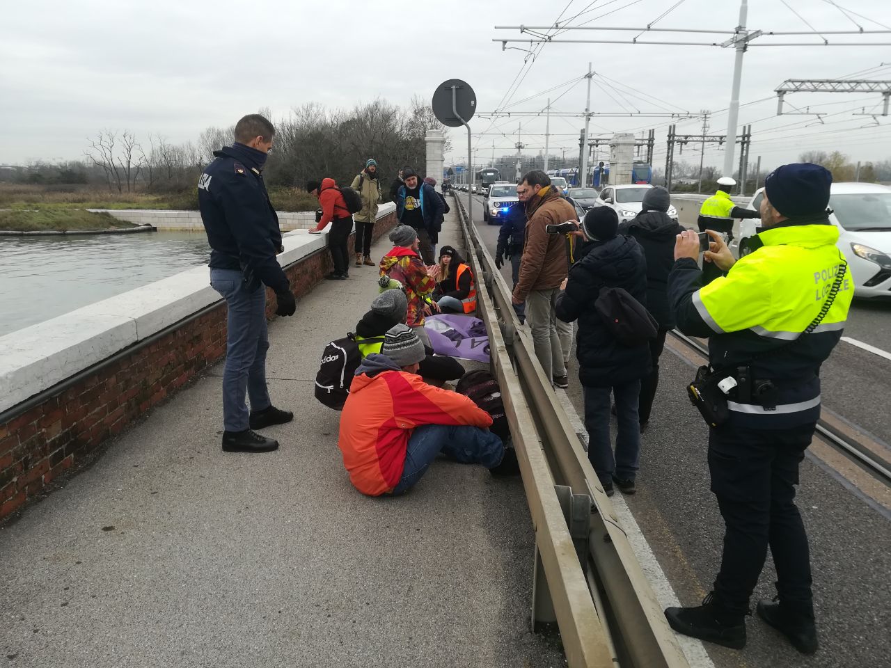 Venezia, attivisti clima bloccano Ponte della Libertà Venezia, attivisti clima bloccano Ponte della Libertà