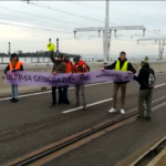 Venezia, ambientalisti bloccano Ponte della Libertà
