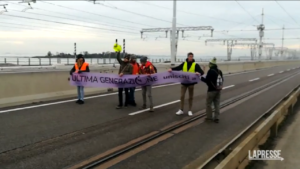Venezia, ambientalisti bloccano Ponte della Libertà