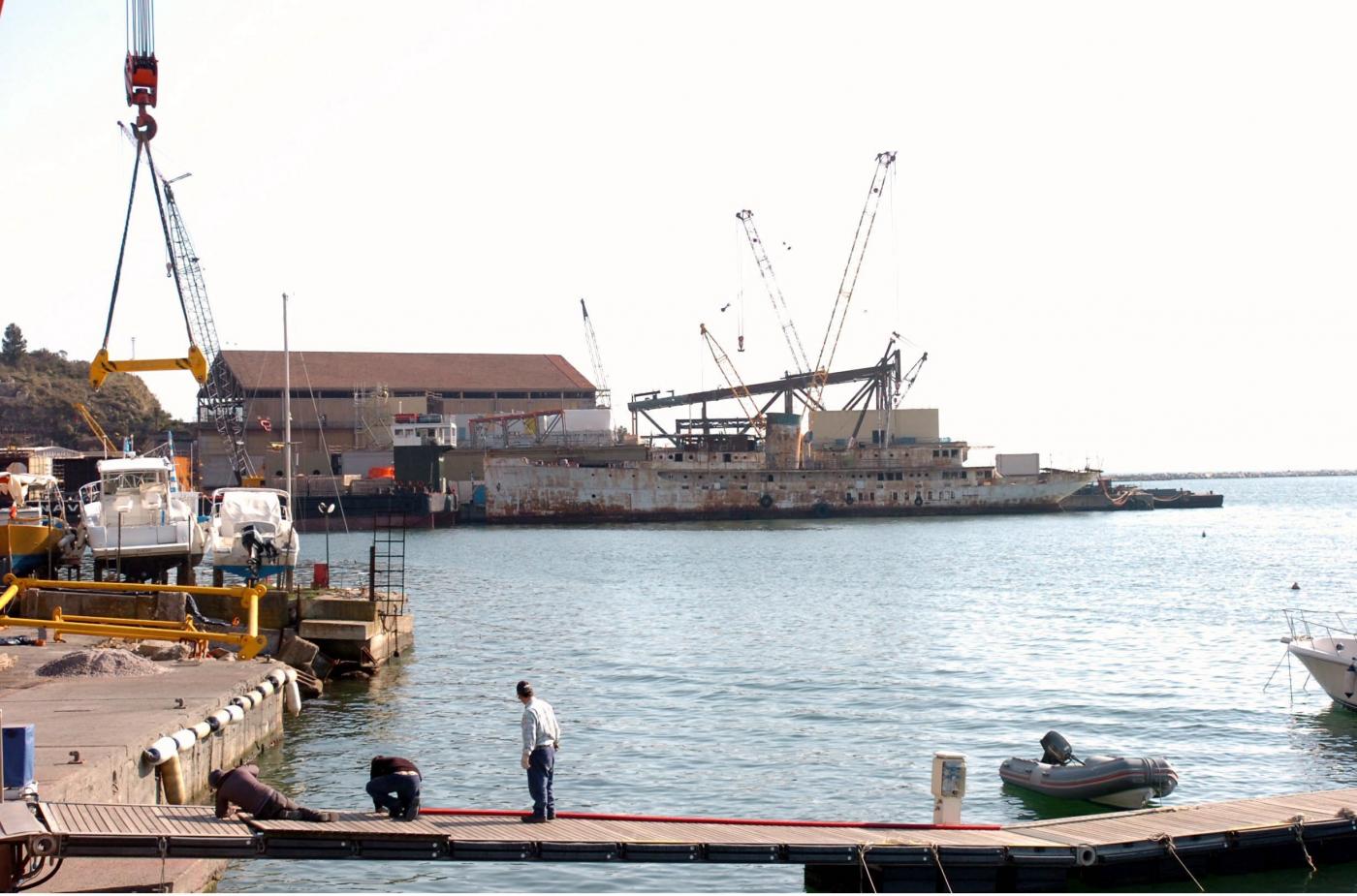 Incidenti lavoro, con auto in mare: muore in porto a La Spezia