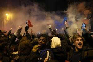 Francia-Marocco, la festa dei tifosi a Parigi dopo la finale dei Mondiali conquistata
