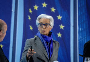 Bce, Lagarde: “Strada lunga da fare, rialzeremo ancora i tassi”