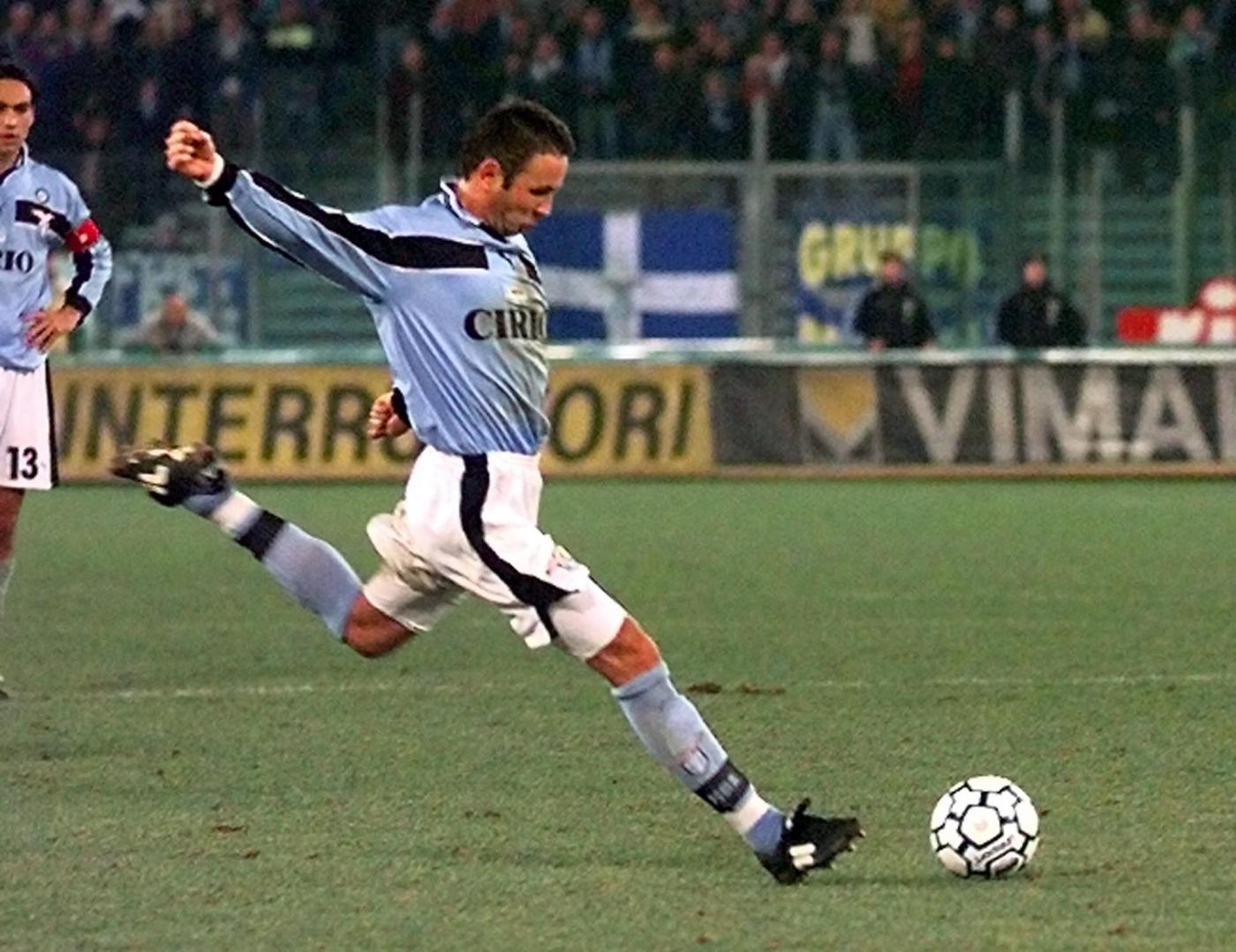 Sinisa Mihajlovic, chi era: dai trionfi in campo alla lotta con la leucemia Sinisa Mihajlovic, chi era: dai trionfi in campo alla lotta con la leucemia