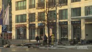 Berlino, esploso acquario: vetrine distrutte all’Hotel Radisson Blu