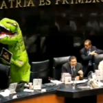 Messico, entra in Senato vestita da tirannosauro