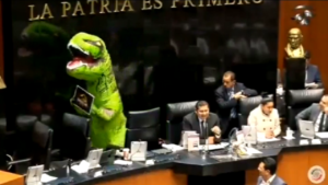 Messico, entra in Senato vestita da tirannosauro