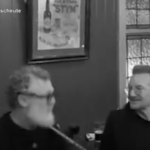 Dublino, Bono degli U2 canta ‘Desire’ in un pub con una birra in mano
